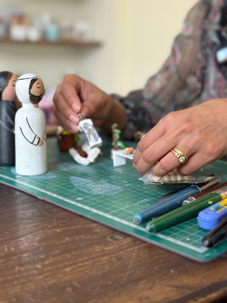 Hope Inside a Frame – Miniature Workshop by KclayMade (11/10/2025, 12:00 PM – 2:30 PM)